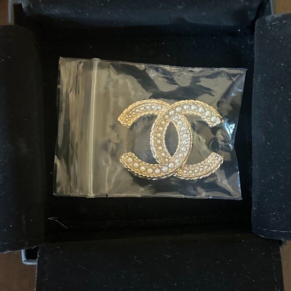 Chanel Pearl Matte Gold Tone CC Logo Brooch - Picture 4 of 11